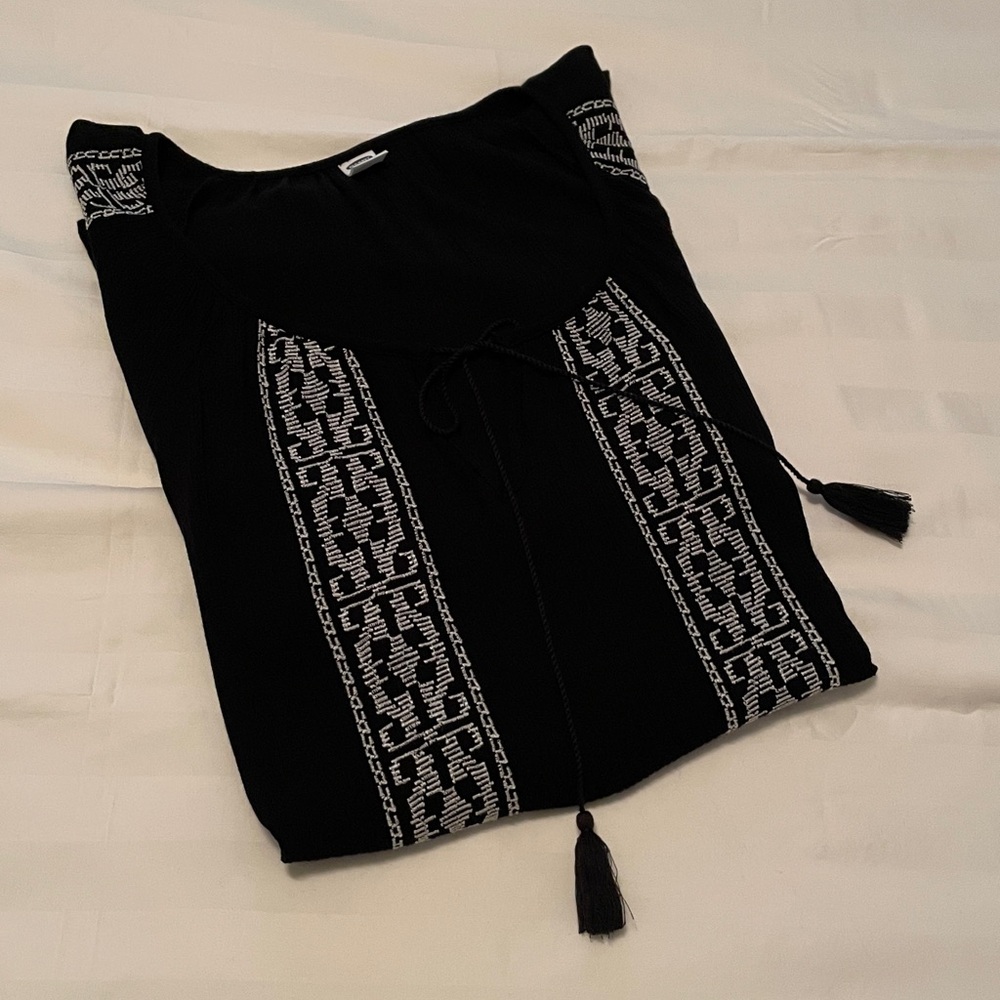 ❤️ XL top! Old Navy - Black Blouse with White Accents - XL blouse - Picture 1 of 16